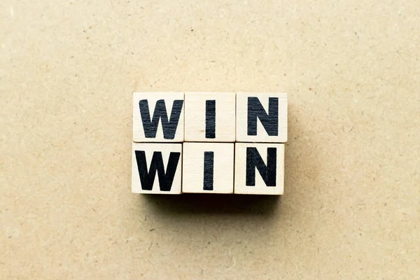 Brev block i ord vinna vinna på trä bakgrund (begreppet spel teori) — Stockfoto