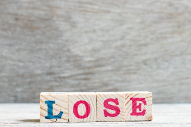 Kelime mektup bloğu ahşap arka plan üzerinde kaybetmek