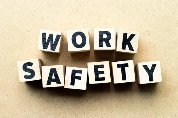 Μπλοκ γράμμα στην ασφάλεια εργασίας λέξη σε ξύλο φόντο — Φωτογραφία Αρχείου