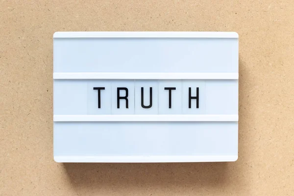 Lightbox branco com palavra verdade sobre fundo de madeira — Fotografia de Stock