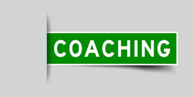 Gri arkaplana eklenen sözcük koçluğunda etiket yeşil rengi