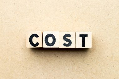 Ahşap arka planda kelime maliyeti mektup bloğu