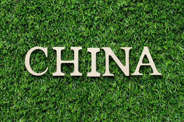 緑の草の背景に単語中国の木製のアルファベット文字 — ストック写真
