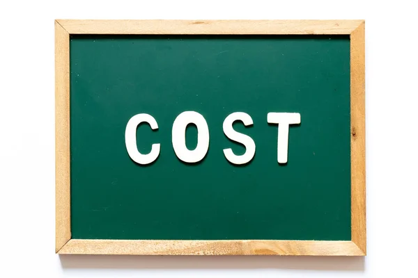 Πράσινο πίνακα και ξύλινο πλαίσιο με λέξη κόστος σε λευκό φόντο — Φωτογραφία Αρχείου