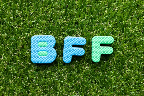 Lettera schiuma giocattolo in parola BFF (Abbreviazione del migliore amico per sempre) su sfondo erba verde — Foto Stock