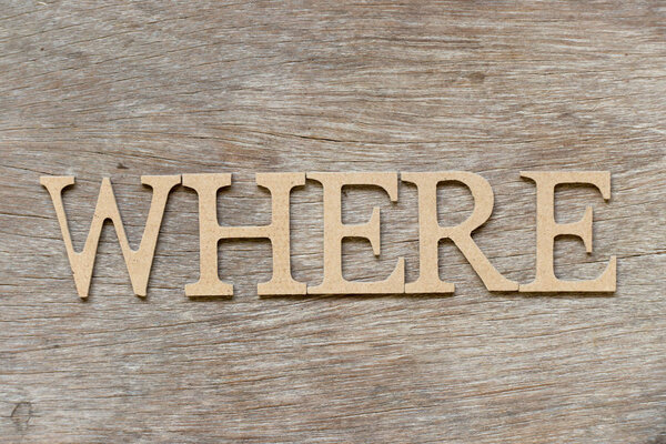 Алфавитная буква в слове где на деревянном фоне
