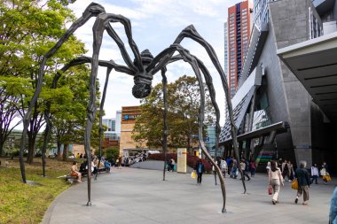 Tokyo, japn - 28 Nisan 2019 : Mori Sanat Müzesi'nde bulunan maman örümceği etrafında turist yürüyüşü, roppongi tepesi, Tokyo, Japonya