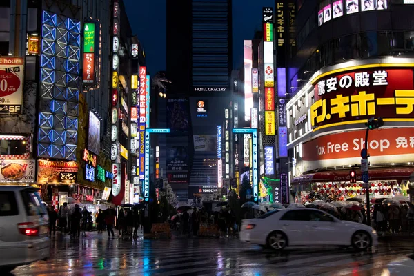 Tokyo, Japonya - 1 Mayıs 2019 : Kalabalık Tokyo Japonya'da Kabukicho ilçe önünde sokakta yolun karşısına geçmek için bekleyin. Kabukicho otel gracery, eğlence ve bar godzilla başkanı olan sokak.