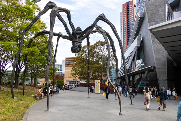 东京，japn - 2019年4月28日 ： 游客在位于日本东京罗蓬吉山的摩曼艺术博物馆的马曼蜘蛛周围散步 — 图库照片