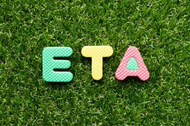Yeşil çim arka planda kelime Eta oyuncak köpük harfi (varış tahmini zaman kısaltması)