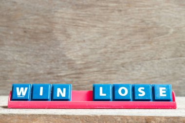 Kelime kazanmak ahşap arka plan üzerinde kaybetmek kırmızı raf üzerinde Kiremit harfi