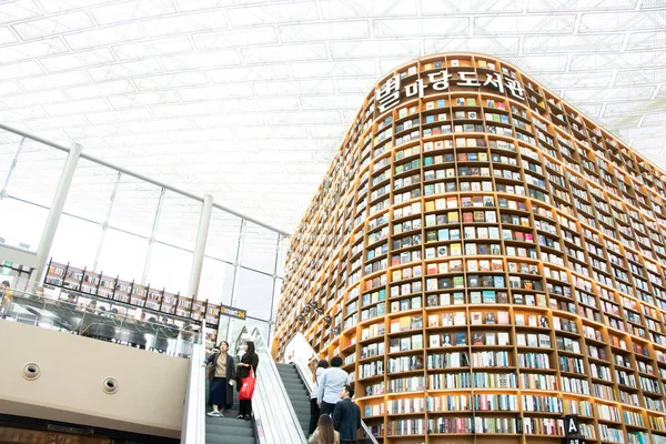 Seúl, Corea del Sur, 9 de noviembre de 2018: Gente no identificada camina, lee las visitas turísticas en la Biblioteca Starfield ubicadas como centro comercial Coex, Seúl y este es el famoso destino de viaje —  Fotos de Stock