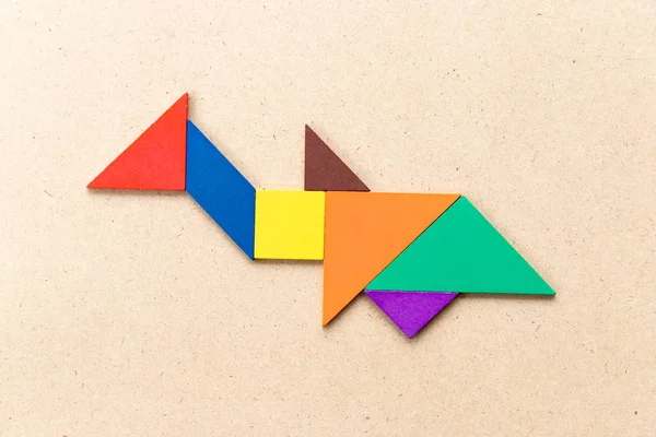 Ahşap zemin üzerinde köpekbalığı ya da balina şeklinde renk tangramı yapbozu