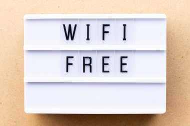 Ahşap arka plan üzerinde kelime wifi ücretsiz lightbox