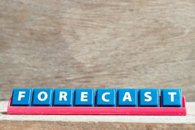 Ahşap arka plan üzerinde kelime tahmini kırmızı raf üzerinde Kiremit harfi