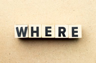 Kelime mektup bloğu nerede ahşap arka plan üzerinde