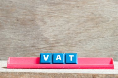 Ahşap arka planda kelime kdv (katma değer vergisi kısaltması) kırmızı raf üzerinde kiremit harfi