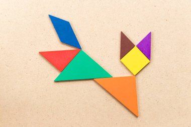 Ahşap arka planda çalışan kedi şekli renk Tangram puzzle