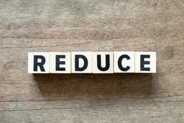 Ahşap arka planda word'de harf bloğu azalt