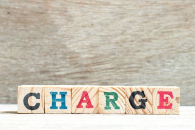 Ahşap arka planda kelime yükünde alfabe harf bloğu