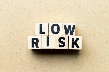 Mektup blok ahşap arka plan üzerinde kelime düşük risk