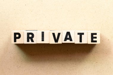 Ahşap arka planda kelime özel harf bloğu