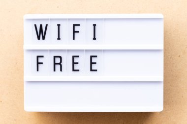 Ahşap arka plan üzerinde kelime wifi ücretsiz lightbox
