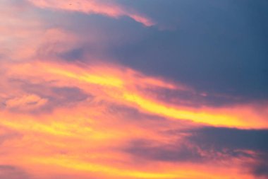 Güzel bulut gökyüzü arka planda alacakaranlık rengi