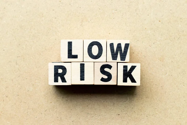 Mektup blok ahşap arka plan üzerinde kelime düşük risk