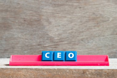 Ahşap arka planda kelime CEO 'Su (İcra Kurulu Başkanı kısaltması) kırmızı raf üzerinde kiremit mektubu