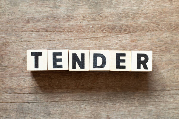 Буква в слове тендер на деревянном фоне