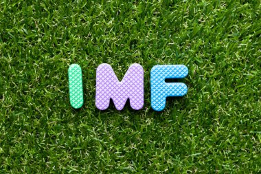 Kelime IMF (Uluslararası Para Fonu kısaltması) yeşil çim arka planda oyuncak köpük mektubu