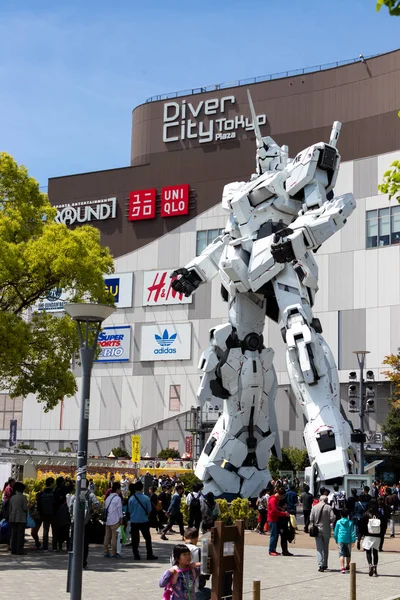 TOKYO, JAPON - Le 28 avril 2019, Le voyageur non identifié regarde la statue RX-0 Unicorn Gundam en mode normal située à Diver City Tokyo Plaza Tokyo, Odaiba — Photo