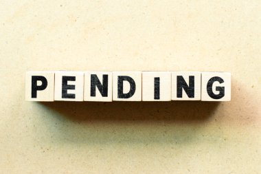 Ahşap arka planda bekleyen kelime harf bloğu