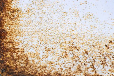 Beyaz metalik levha dokulu arka plan üzerinde Grunge kırmızı kahverengi pas