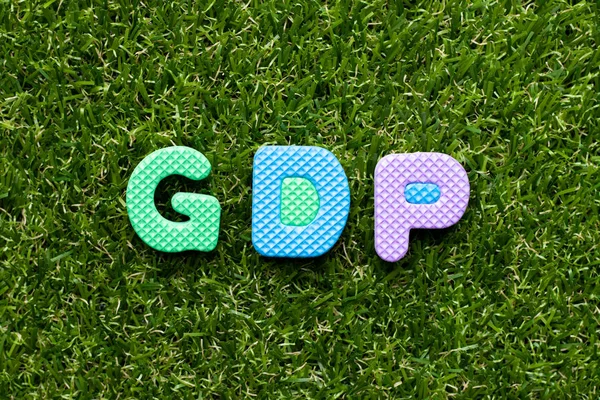 Mousse jouet lettre en mot PIB (Abréviation de bonnes pratiques de distribution ou produit intérieur brut) sur fond d'herbe verte — Photo