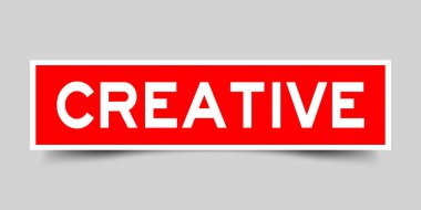 Beyaz arka planda kelime yaratıcı olarak kırmızı renk kare şeklinde etiket etiketi