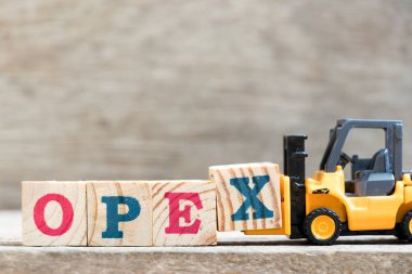 Oyuncak forklift tutun mektup blok ahşap arka plan üzerinde kelime opex (kısaltma işletim gideri) x