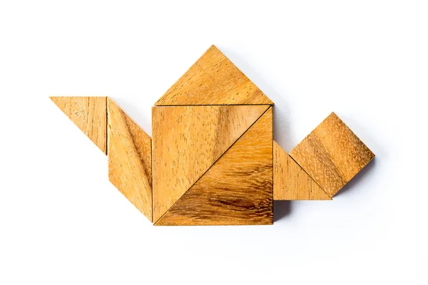 Rompecabezas tangram madera en forma de olla de agua sobre fondo blanco — Foto de Stock