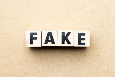 Ahşap arka planda sahte kelime mektup bloğu