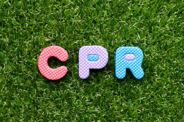 Yeşil çim arka planda kelime Cpr oyuncak köpük harfi (Kardiyopulmoner resüsitasyon kısaltması)