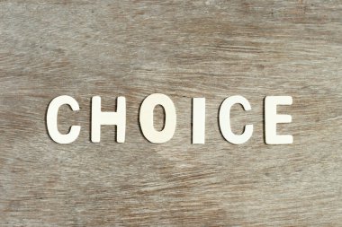 Ahşap arka planda kelime seçiminde alfabe harfi