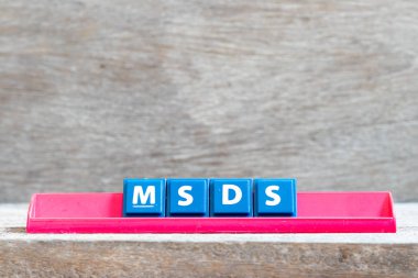 Ahşap arka planda msds (malzeme güvenlik veri sayfasının kısaltması) kırmızı raf üzerine kiremit harfi