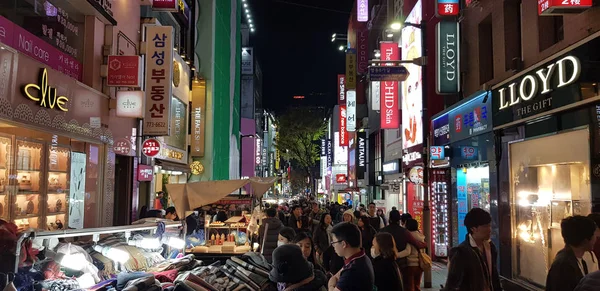 Seul, Korea Południowa Listopad 7, 2018: niezidentyfikowany podróżny chodzić do sklepów przy ulicy Myeongdong. To miejsce jest słynnym obszarem handlowym w Seulu, Korea Południowa — Zdjęcie stockowe