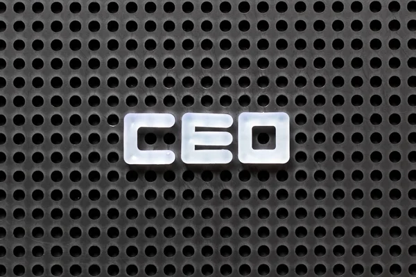 Черная цветная доска с белой буквой в слове CEO (аббревиатура CEO) ) — стоковое фото