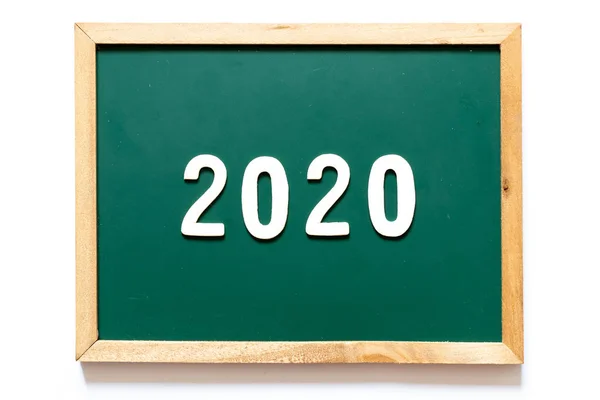 Πράσινο πίνακα και ξύλινο πλαίσιο με λέξη 2020 σε λευκό φόντο — Φωτογραφία Αρχείου