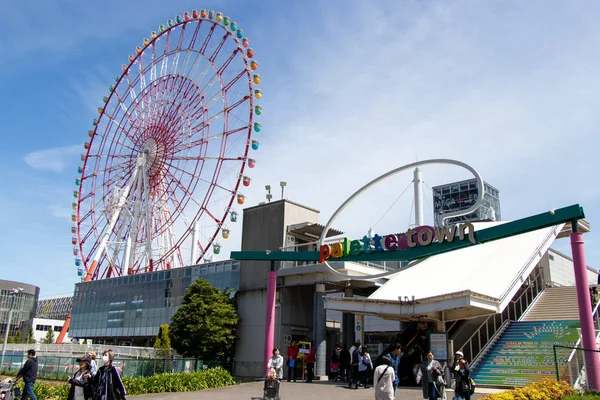 Tokio, Japón, 28 de abril de 2019: Palette town shopping complex wit — Foto de Stock