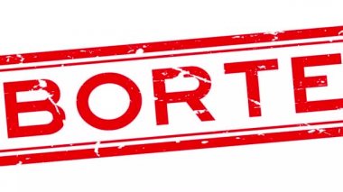 Grunge kırmızı iptal kelime kare kauçuk mühür damga beyaz arka plan üzerinde uzaklaştırma