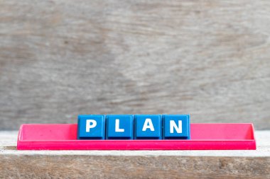 Ahşap arka plan üzerinde kelime planında kırmızı raf üzerinde kiremit harfi