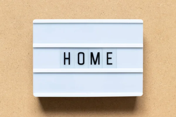 Boîte à lumière blanche avec mot maison sur fond bois — Photo